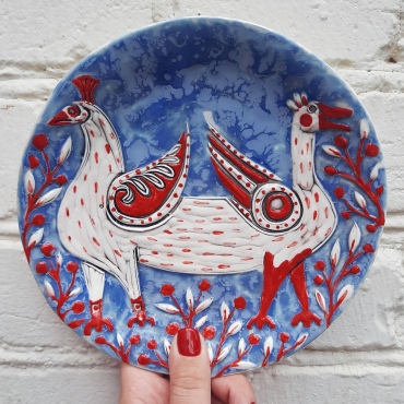 Тарелка с двуглавой птичкой красно-голубая