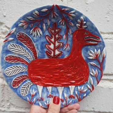 Тарелка с хищной птичкой красно-голубая